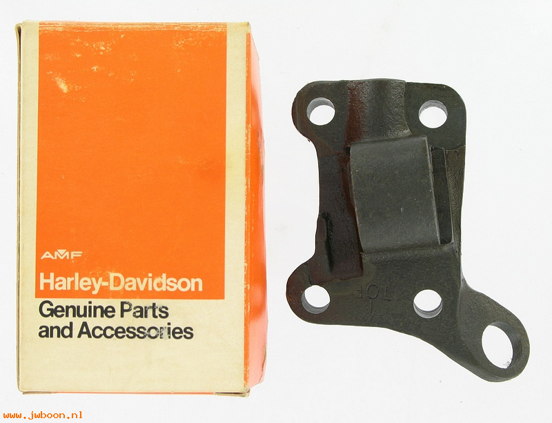   87206-58 (87206-58): Bracket, front right - NOS - LE 58-79. CLE 79-84